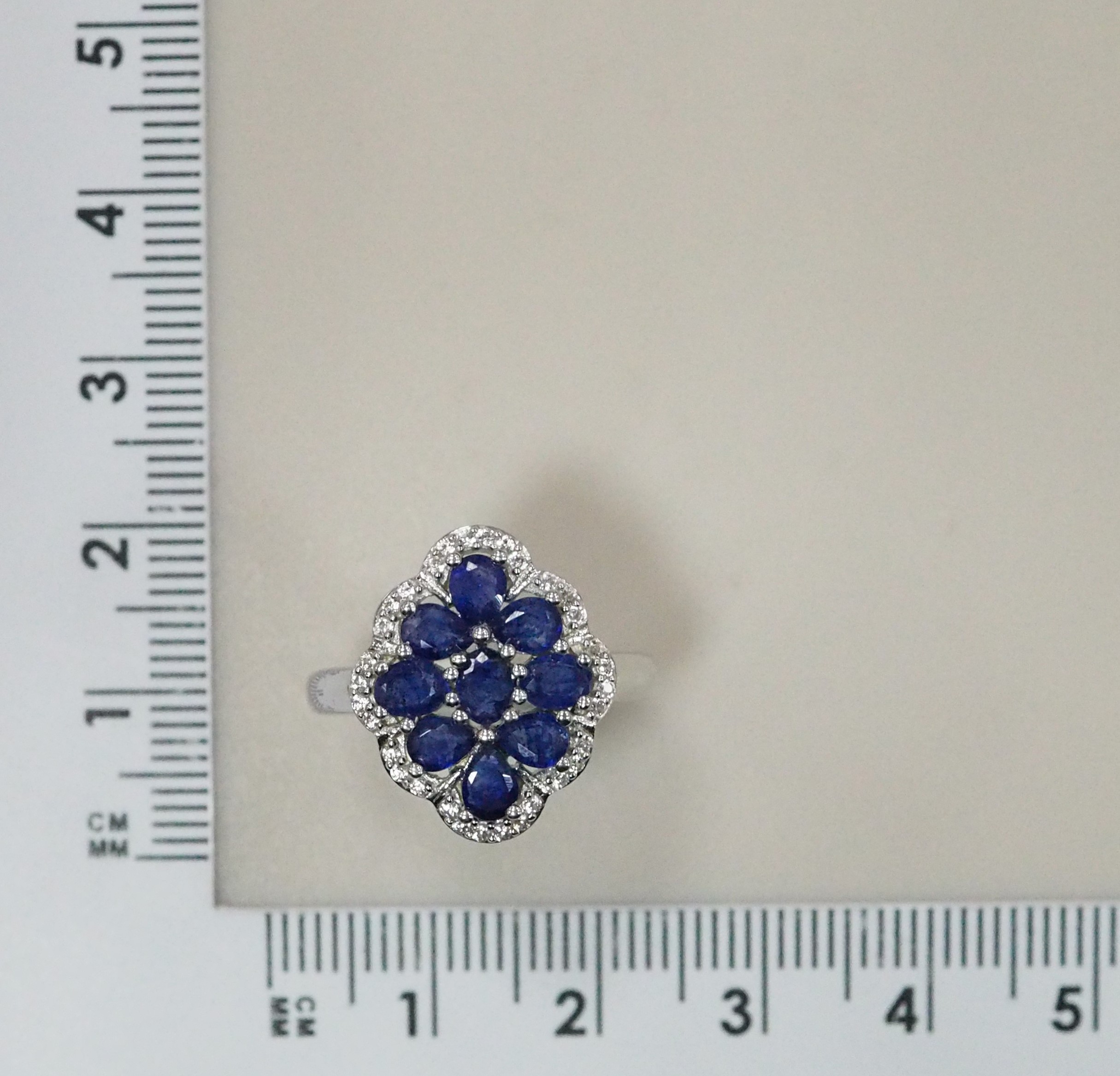 Серебряное кольцо с сапфирами
